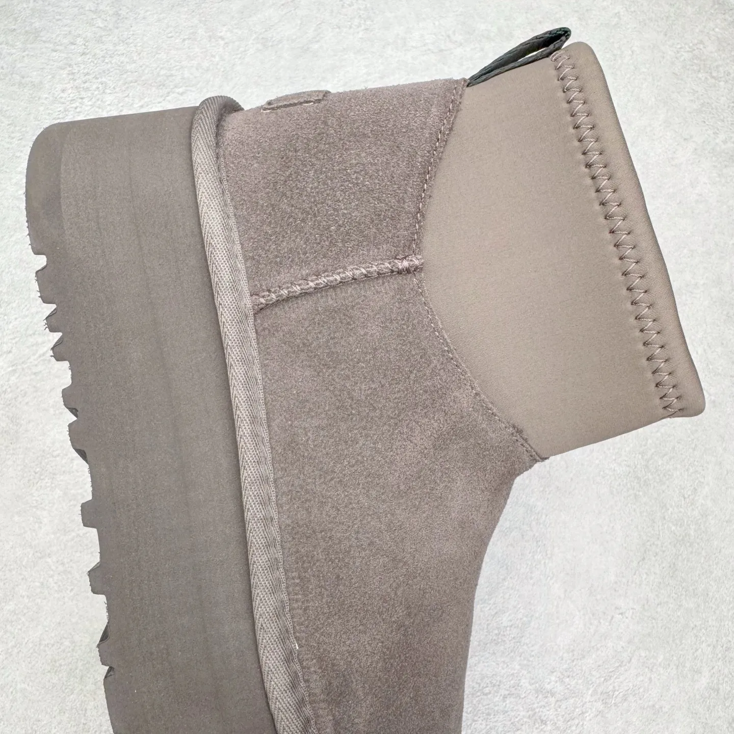 Pick up locally💰520 UGG 8170 classic autumn and winter sheepskin and fur integrated snow boots. Private order price and ingenious positioning. Direct supply from Sangpo eight-year-old factory. Reject high profits. Differentiate pig-killing version. Longfeng A-grade Australian imported sheepskin and fur integrated. Fully follow the ZP process. OEM original pattern maker. Adhere to no original shoes and no development options. Pay attention to every detail. The most authentic version on the market. TREADLITE "light wing" technology outsole. Lightweight/durable/flexible/pile-type suede upper, fine skin-friendly recycled polyester fiber piping, comfortable and easy to care for, good warmth retention, UGG plush™ lining and insole, soft and skin-friendly, comfortable and warm, classic shoe shape with lightweight thick sole, stable and fashionable for autumn and winter street style, Treadlite by UGG light wing outsole, light cushioning, reducing the burden on your feet, comfortable and lightweight, helping you to play easily all day long. Size: 35 36 37 38 39 40 41 Coding: by3936000